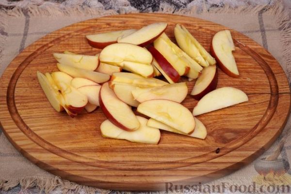 Закрытый слоёный пирог с карамелизованными яблоками и корицей