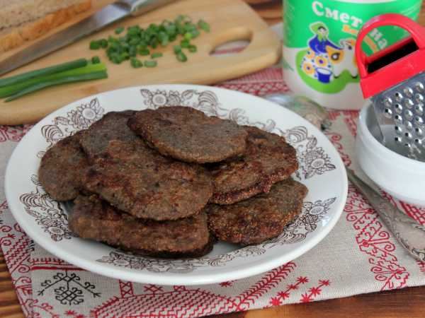 Печеночные оладьи с морковью и луком