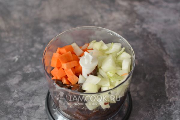 Печеночные оладьи с морковью и луком