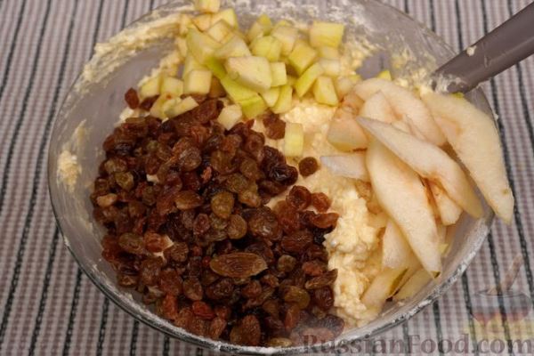 Творожный пирог с яблоками, грушами и изюмом