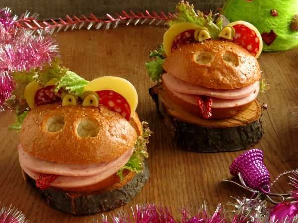 Бутерброды со шпротами огурцом и помидором