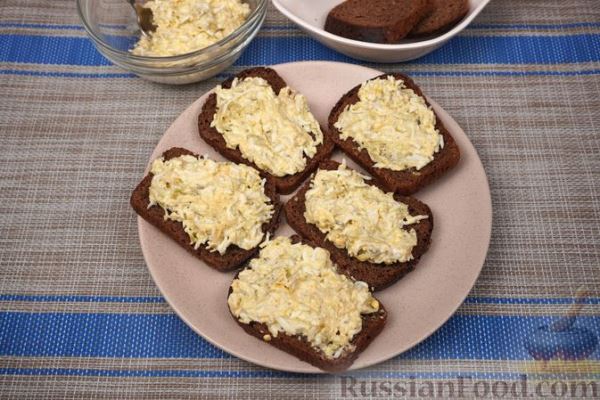 Бутерброды с намазкой из яиц и маринованных огурцов
