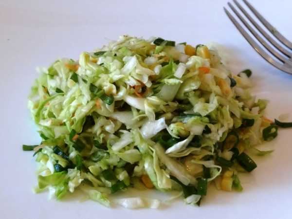 Салат из свежей капусты и соленых огурцов