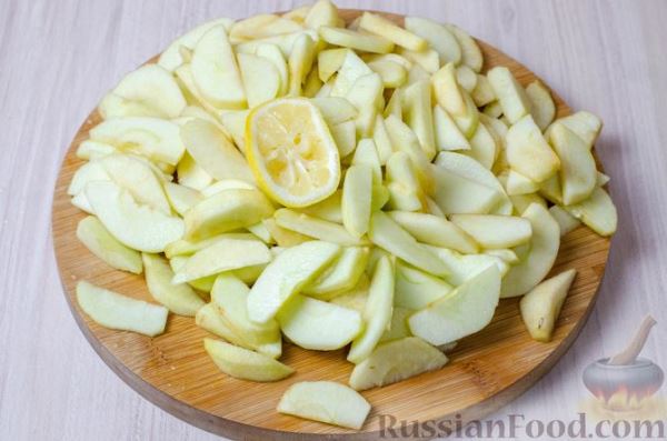 Старинная русская шарлотка из пшенично-ржаного хлеба с яблоками