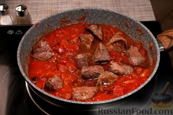 Рагу из говядины с копчёными колбасками, в томатном соусе
