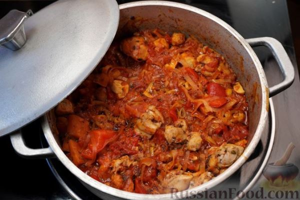 Рагу с курицей, грибами и бататом в томатном соусе