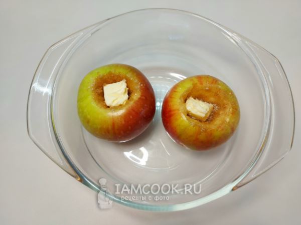 Запечённые яблоки с сахаром в микроволновке