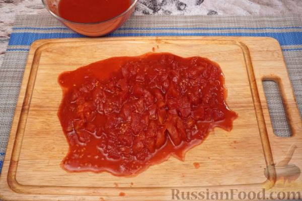 Рагу с курицей, грибами и бататом в томатном соусе